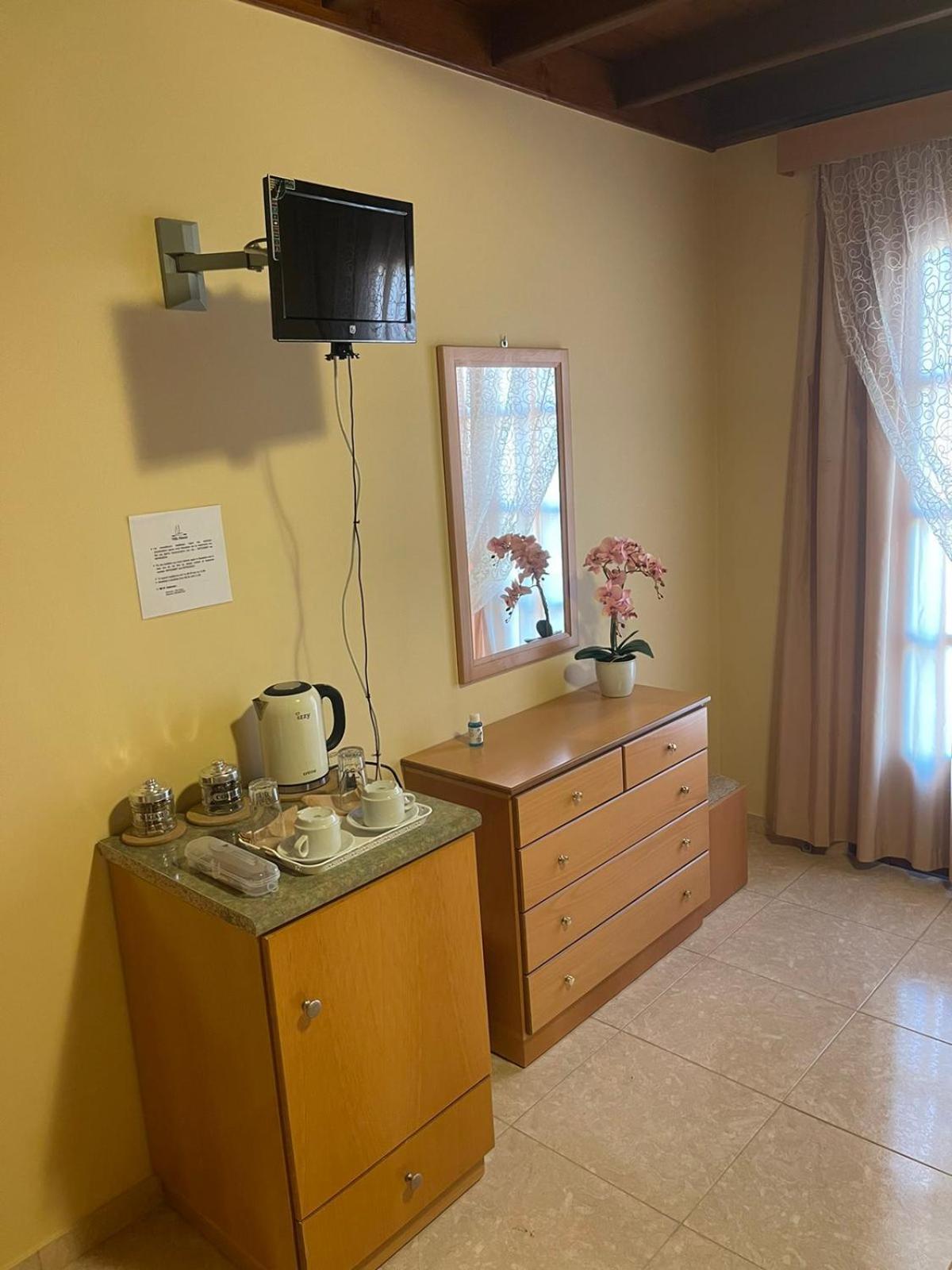 Villa Pinotsi Sými Buitenkant foto