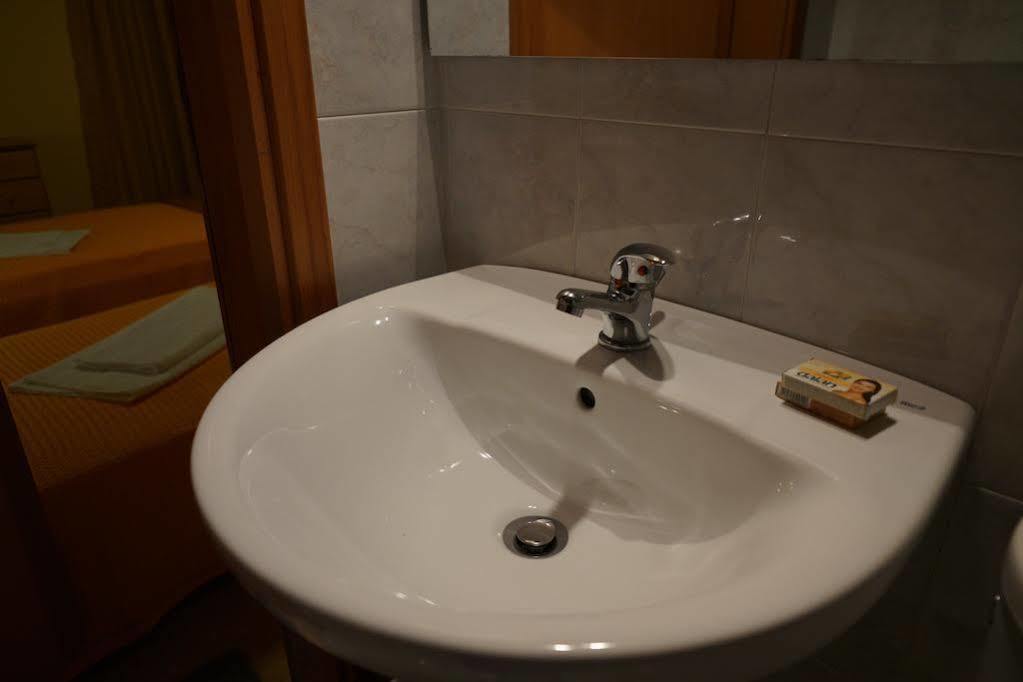 Villa Pinotsi Sými Buitenkant foto
