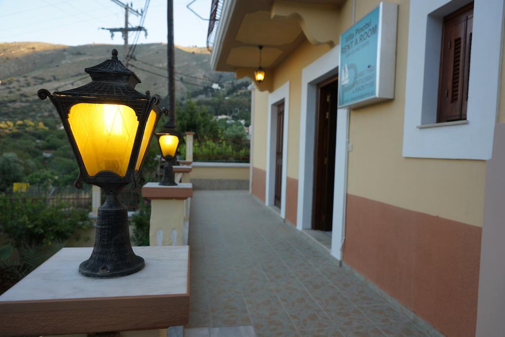 Villa Pinotsi Sými Buitenkant foto